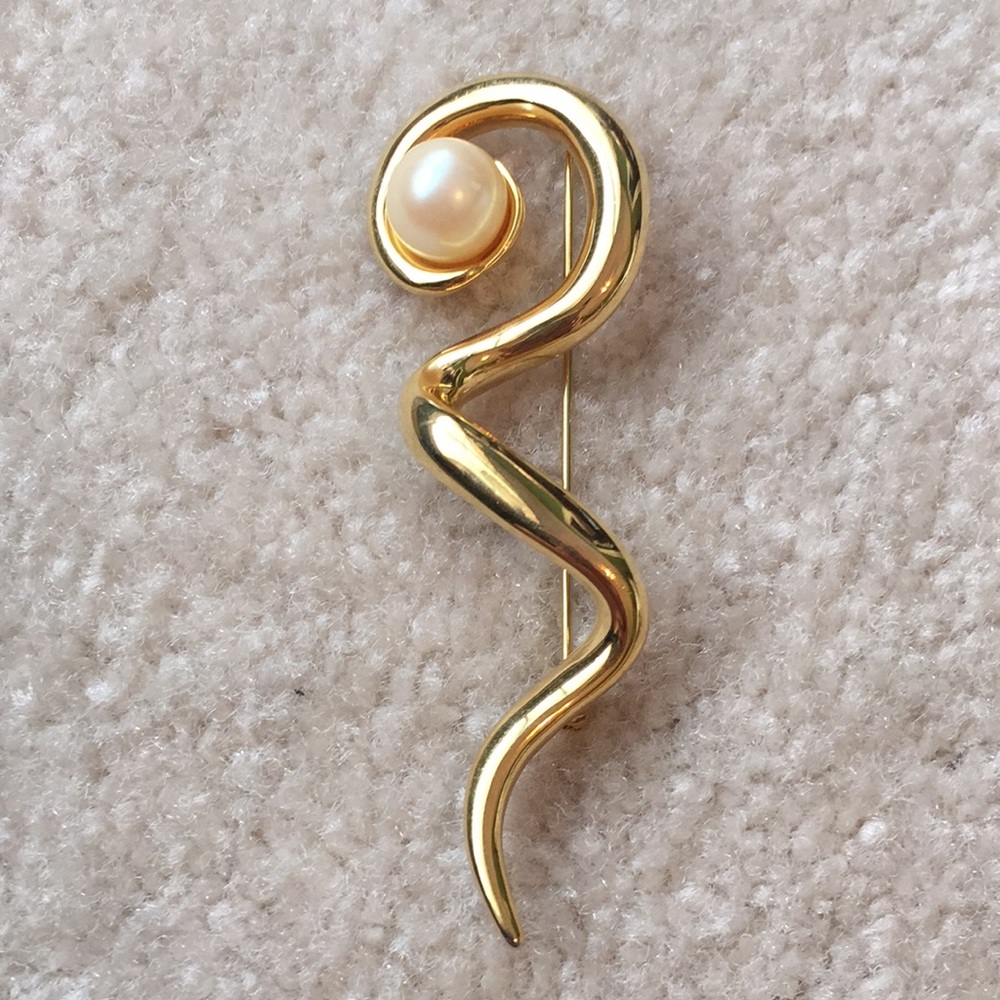Imitation pearl and Goldtone brooch
